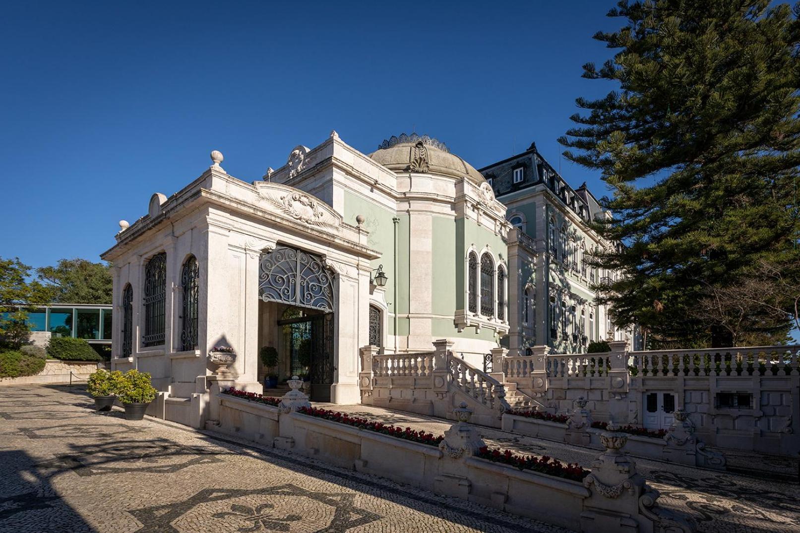 Pestana Palace Lisboa Hotel & National Monument - The Leading Hotels Of The World Exterior foto The entrance to the chapel of the cemetery